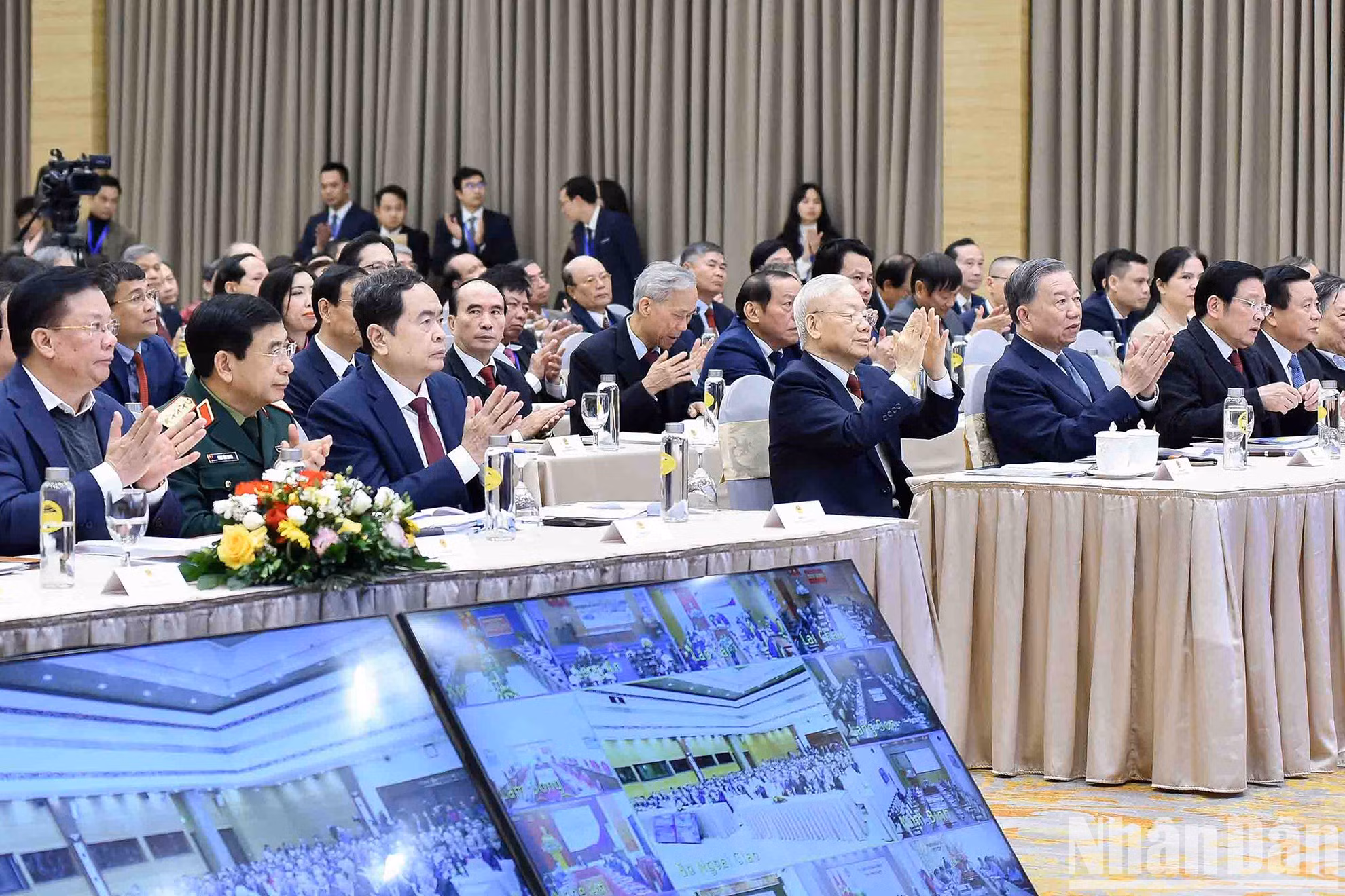 Генеральный секретарь ЦК КПВ Нгуен Фу Чонг, партийные и государственные руководители и делегаты на открытии 32-й дипломатической конференции.