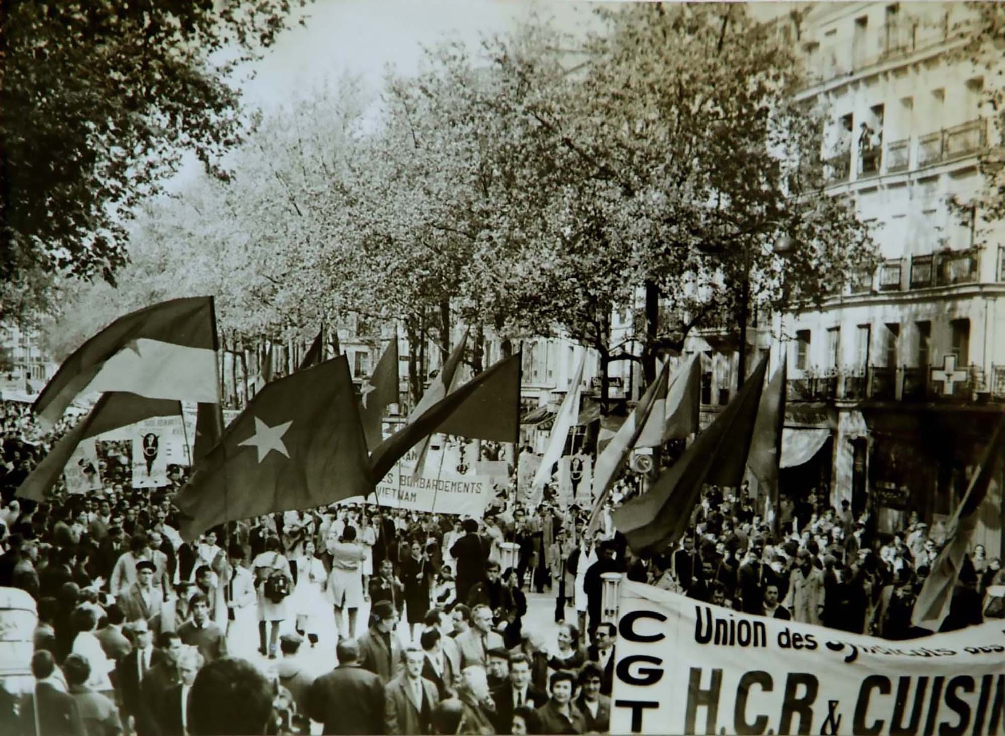 Французские трудящиеся проводят марш против американских бомбардировок Северного Вьетнама и выражают солидарность с делегациями Правительства ДРВ и НФОЮВ. Французские трудящиеся проводят марш против американских бомбардировок Северного Вьетнама и выражают солидарность с делегациями Правительства ДРВ и НФОЮВ.