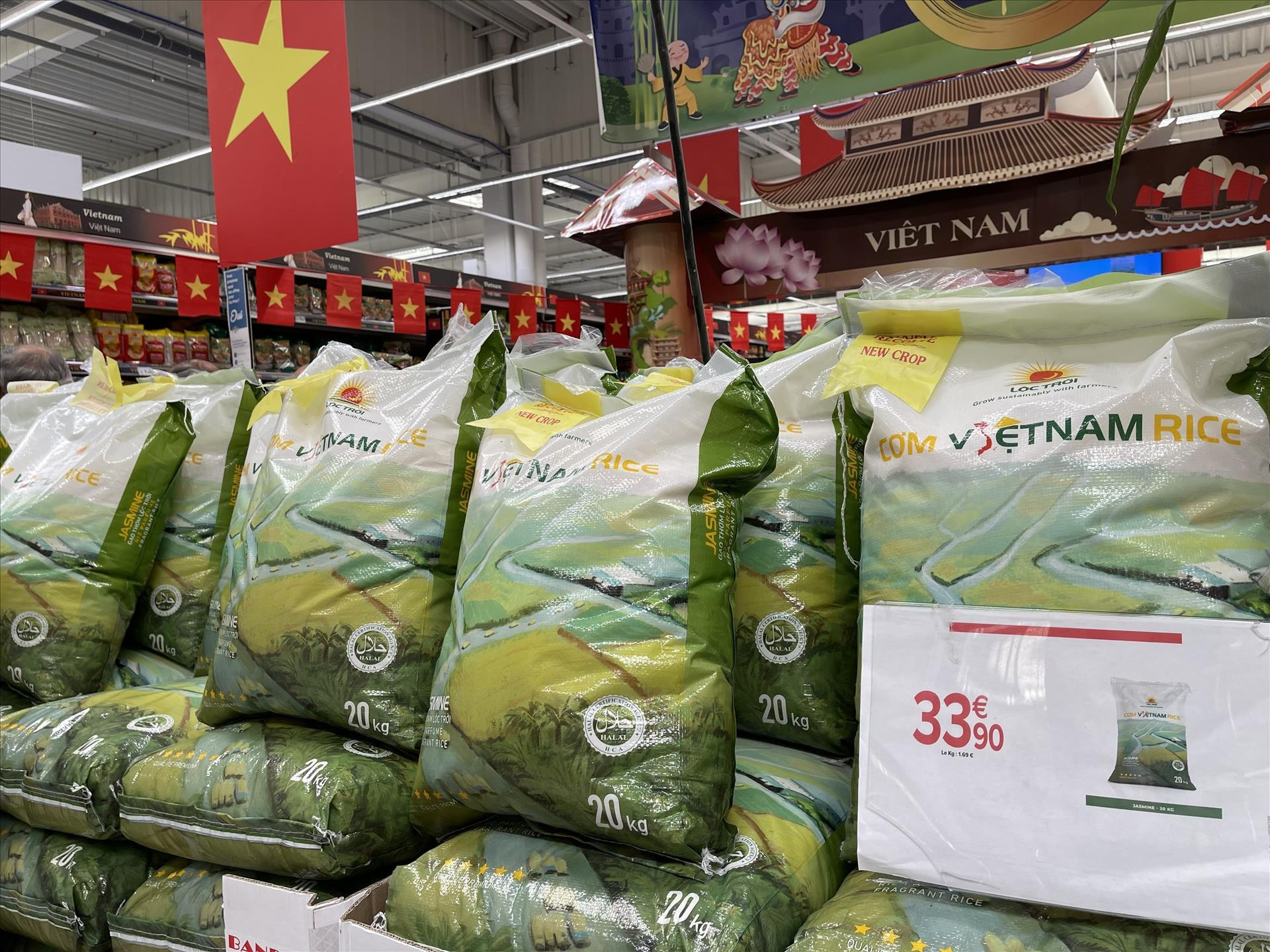 Вьетнамский рис «Локчой» продается в супермаркете «Carrefour» во Франции. Фото: ВИА Вьетнамский рис «Локчой» продается в супермаркете «Carrefour» во Франции. Фото: ВИА
