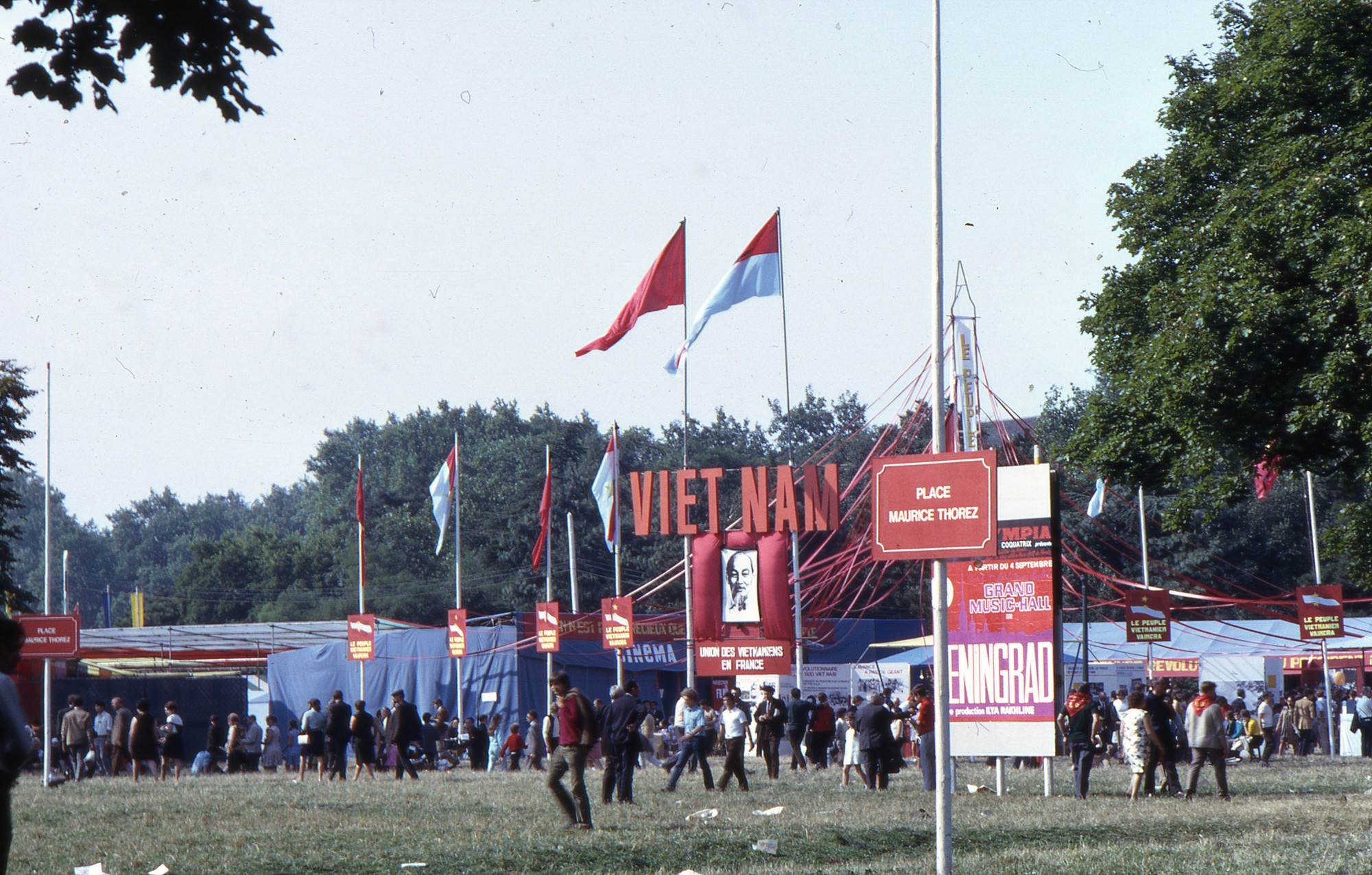 Выставочный стенд Вьетнама на фестивале газеты «Юманите» ФКП в сентябре 1969 года. Там прошло много мероприятий, направленных против войны и на поддержку вьетнамского народа в восстановлении мира и воссоединении страны. Выставочный стенд Вьетнама на фестивале газеты «Юманите» ФКП в сентябре 1969 года. Там прошло много мероприятий, направленных против войны и на поддержку вьетнамского народа в восстановлении мира и воссоединении страны.