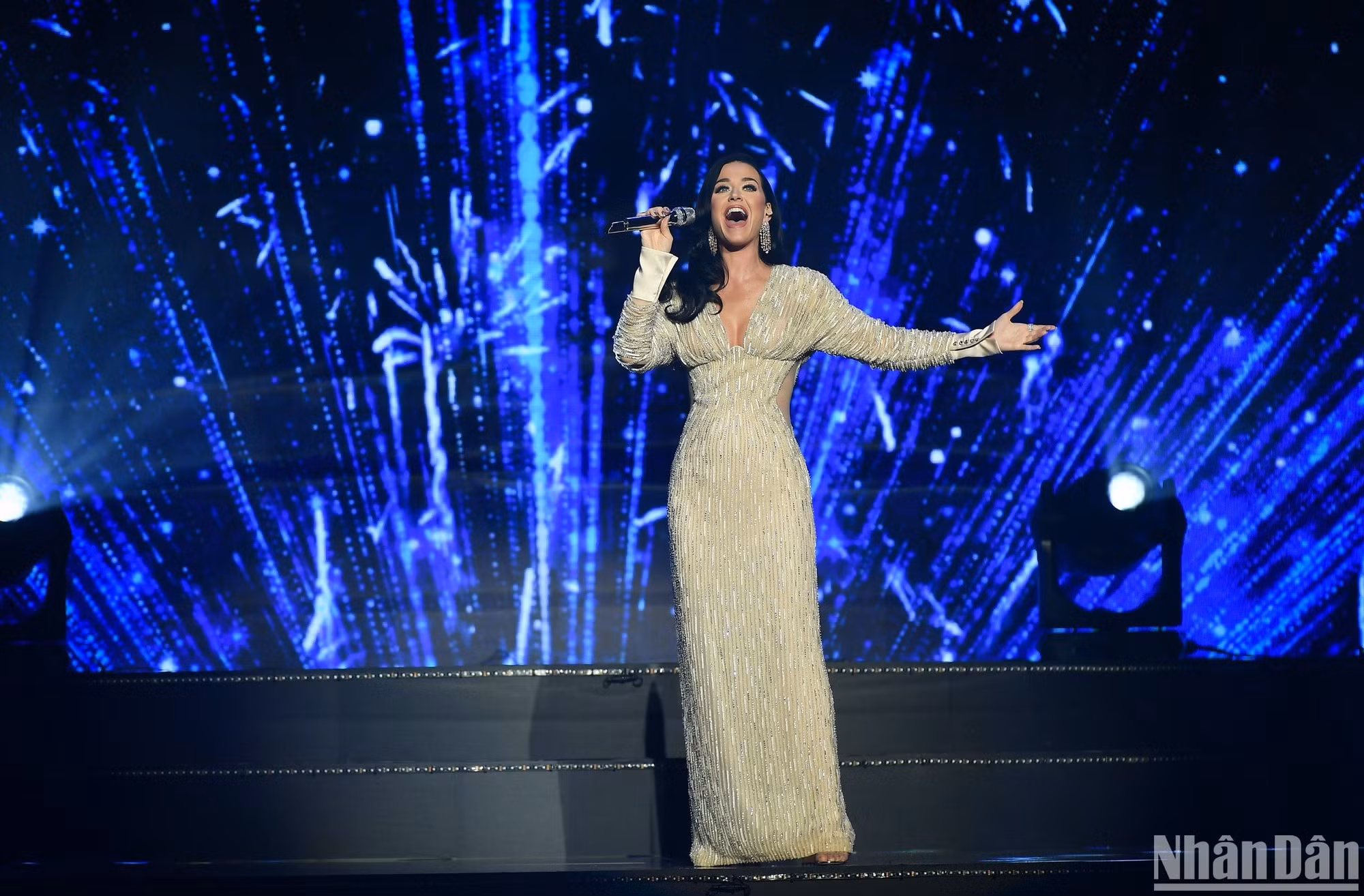 Церемония завершилась песней «Firework», которую исполнила певица Кэти Перри.