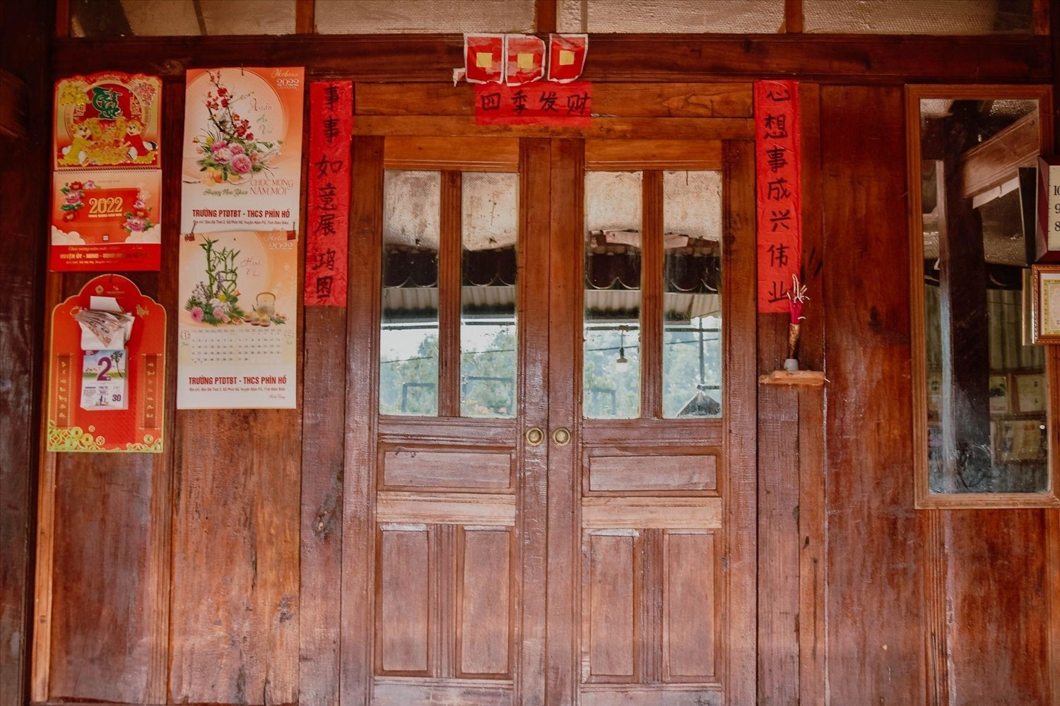 Древесина и кирпич используются как строительные материалы. Крыша дома покрыта железом (в обеспеченных домах) или листьями бамбука. Фото: Тхань Дат Древесина и кирпич используются как строительные материалы. Крыша дома покрыта железом (в обеспеченных домах) или листьями бамбука. Фото: Тхань Дат