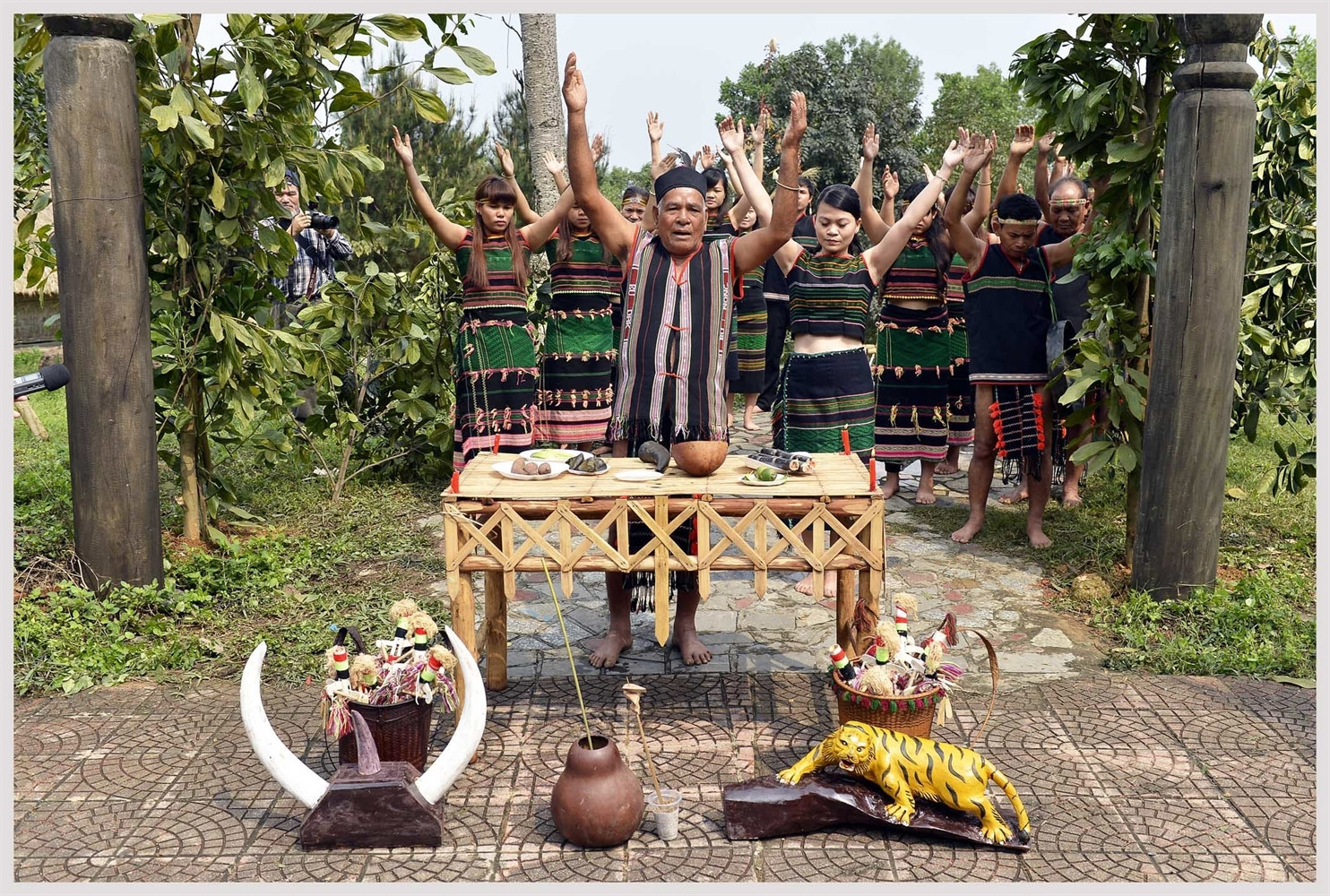 Ритуал на церемонии поклонения воротам «бон». Фото: Газета «Народность и развитие» Ритуал на церемонии поклонения воротам «бон». Фото: Газета «Народность и развитие»