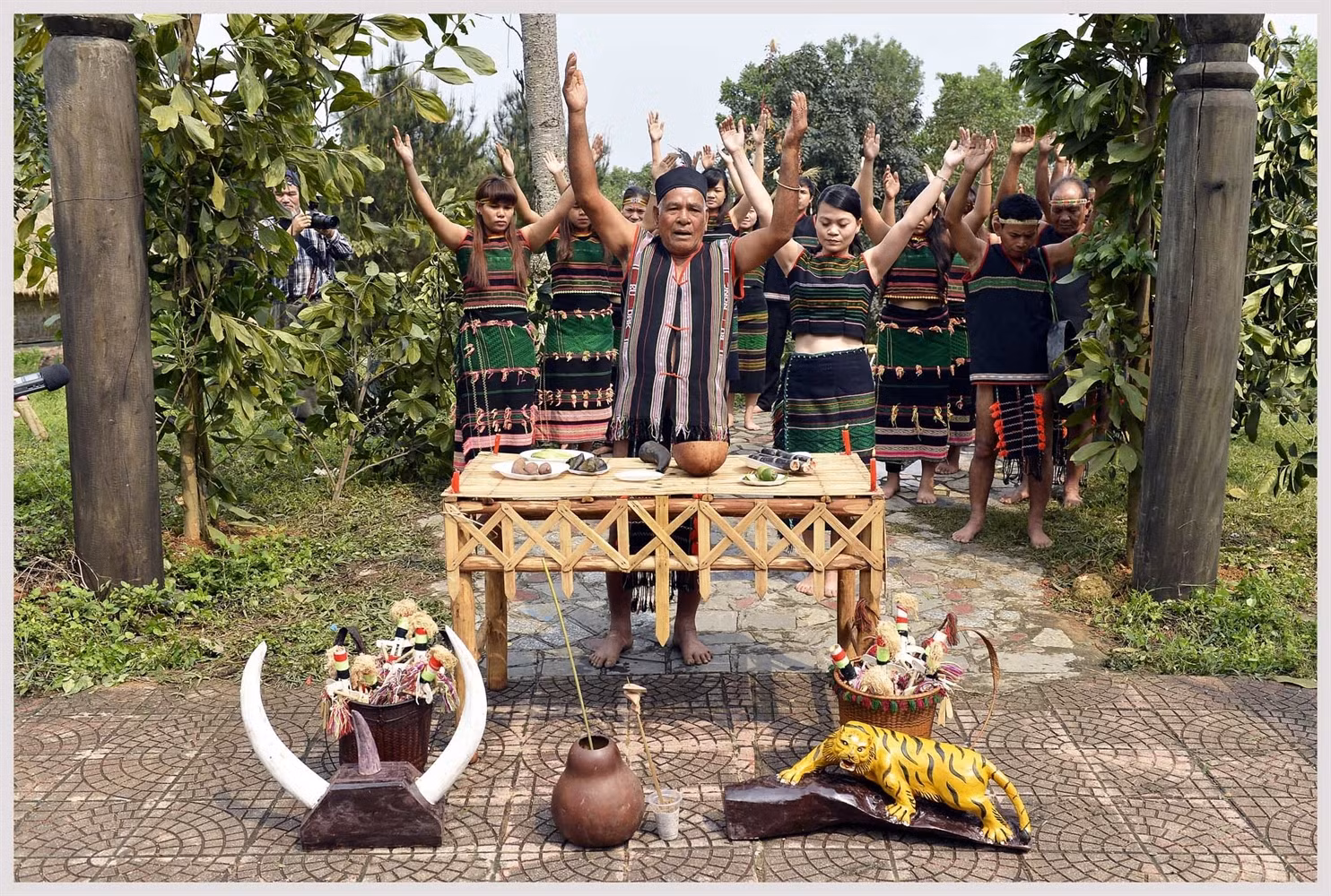 Ритуал на церемонии поклонения воротам «бон». Фото: Газета «Народность и развитие»