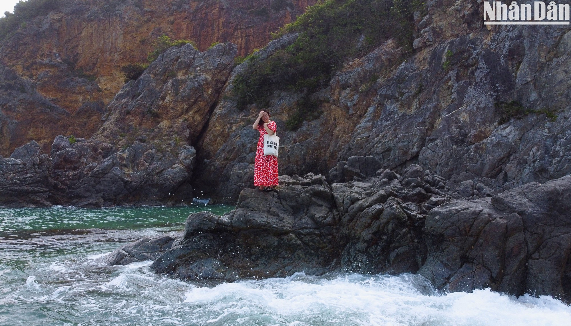 Многие туристы предпочитают гулять по почти 2-километровому пляжу, любоваться пейзажом, фотографироваться, чтобы запечатлеть впечатляющие моменты на лоне природы. Многие туристы предпочитают гулять по почти 2-километровому пляжу, любоваться пейзажом, фотографироваться, чтобы запечатлеть впечатляющие моменты на лоне природы.