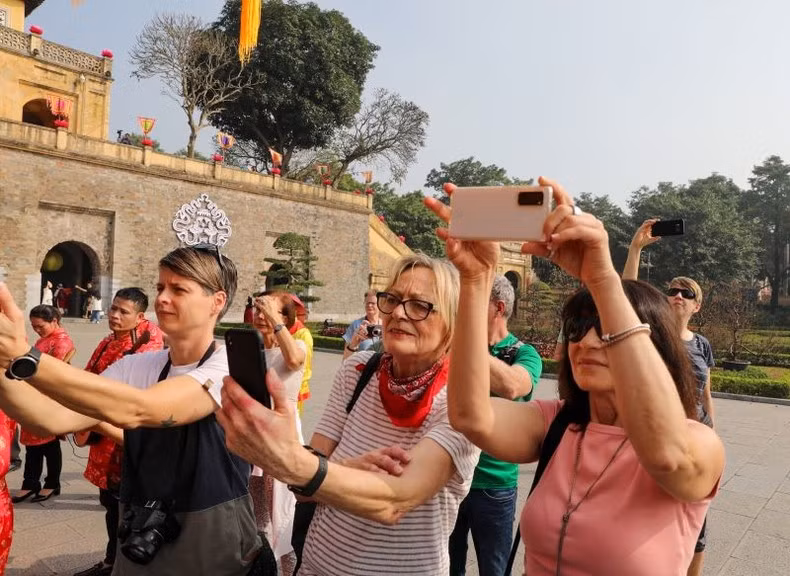 Иностранные туристы посещают Императорскую цитадель Тханглонг. Фото: Зюи Линь