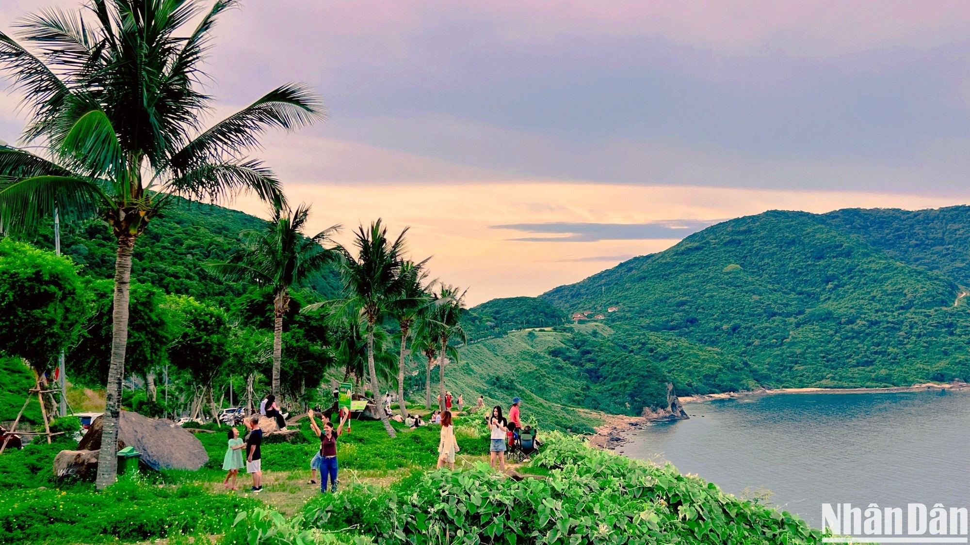 На точках наблюдения за закатом расставляют мусорные баки, что способствует сохранению экологической гигиены. На точках наблюдения за закатом расставляют мусорные баки, что способствует сохранению экологической гигиены.