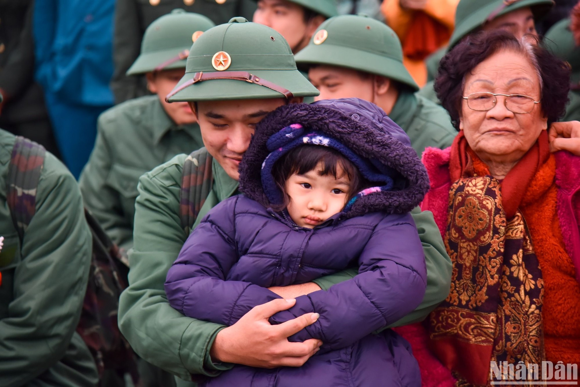 Новобранец обнимает свою сестру на прощание перед уходом в армию. Фото: Нят Куанг Новобранец обнимает свою сестру на прощание перед уходом в армию. Фото: Нят Куанг