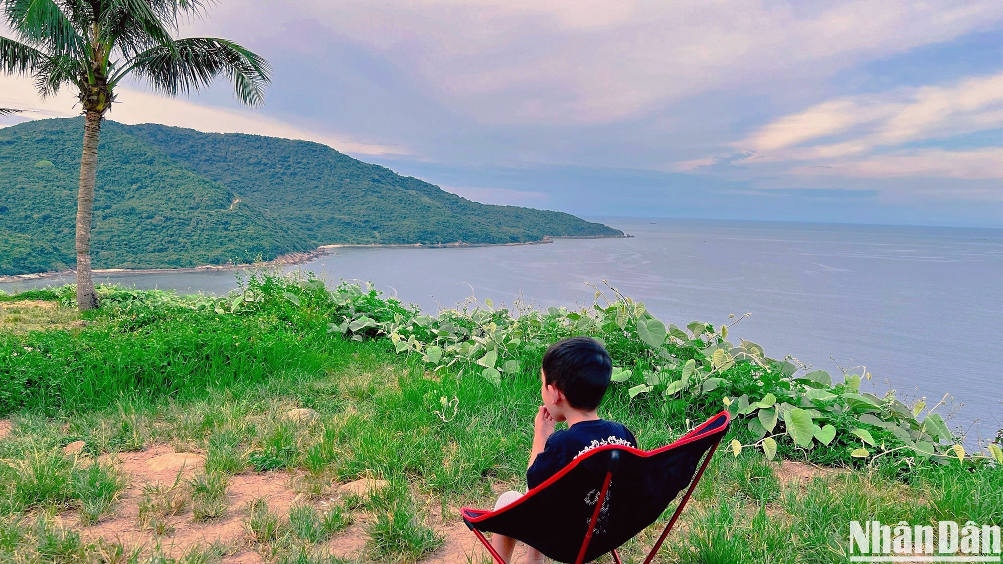 Родители также ведут своих детей на пляж и с ними играют на свежем воздухе. Родители также ведут своих детей на пляж и с ними играют на свежем воздухе.