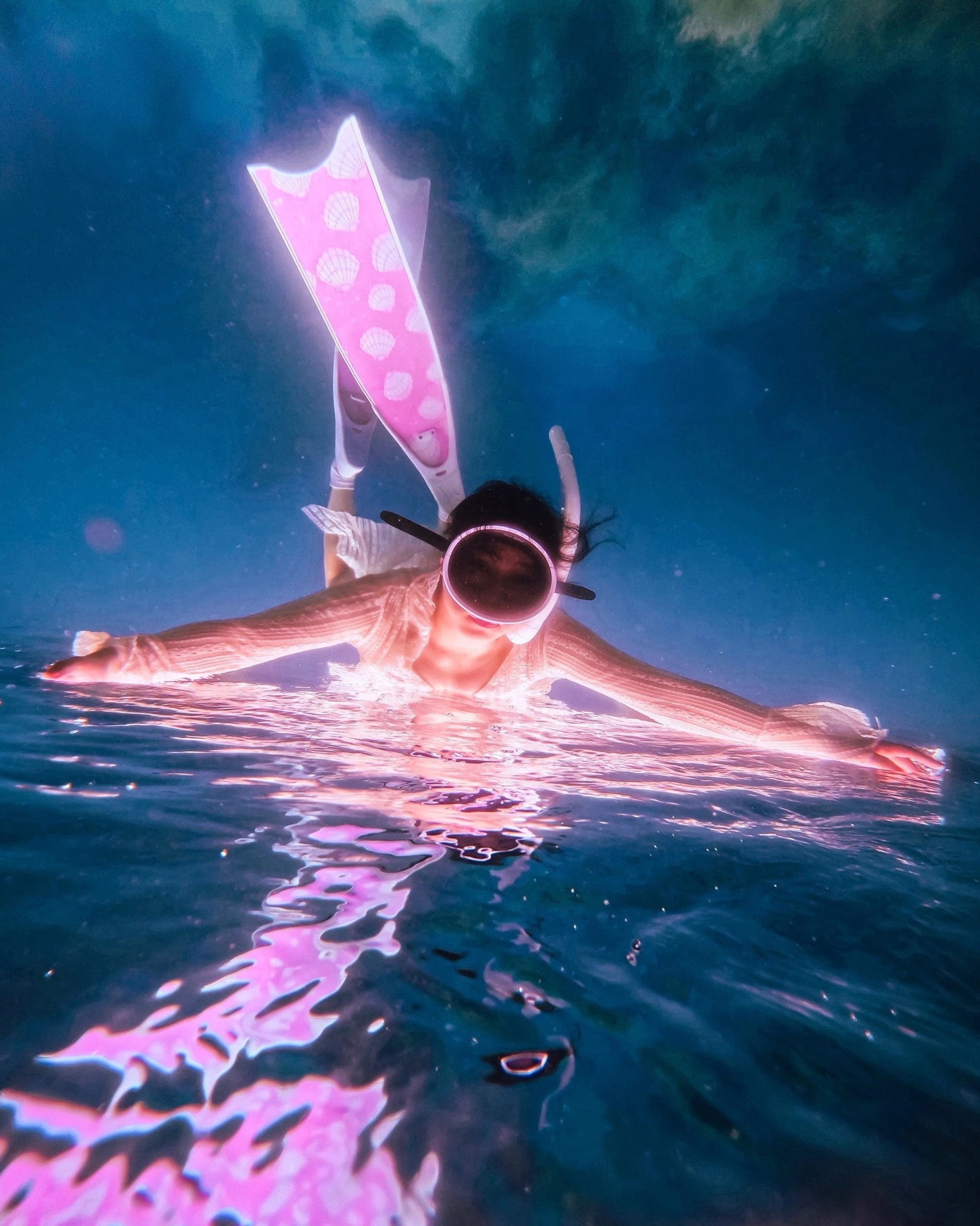 Г-же Тует Нюнг удалось нырнуть на глубину на 3-5 метров, чтобы полюбоваться косяками рыб и коралловыми рифами.