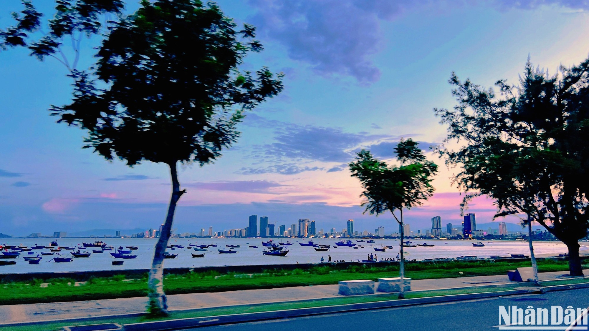 Дананг – богатая прибрежная туристическая зона с ночными туристическими мероприятиями, такими как кулинарные улицы, ночные рынки, уличная музыка, современные парки развлечений и др. Дананг – богатая прибрежная туристическая зона с ночными туристическими мероприятиями, такими как кулинарные улицы, ночные рынки, уличная музыка, современные парки развлечений и др.