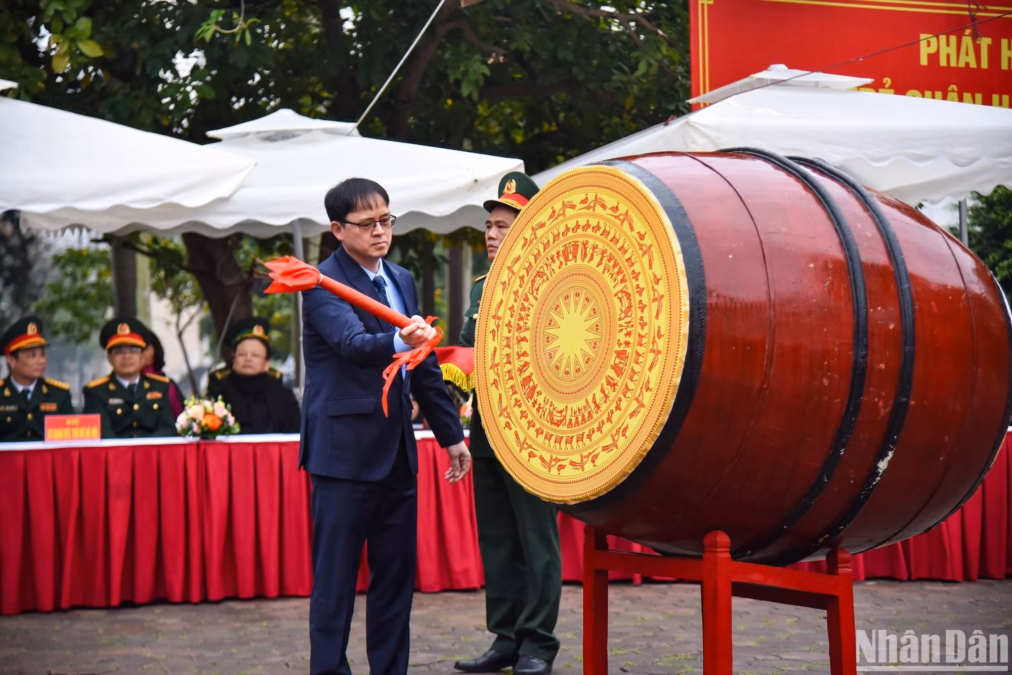 Товарищ Нгуен Куанг Чунг, председатель Народного комитета района, председатель Совета военной службы района Хайбачынг, ударяет в барабан в знак открытия праздника призыва в армию. Фото: Нят Куанг