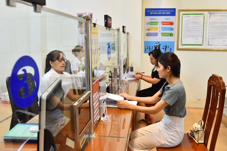 Люди выполняют административные процедуры в отделе «Единого окна» квартала Тханьсуаннам района Тханьсуан. Фото: Тхюи Нгуен