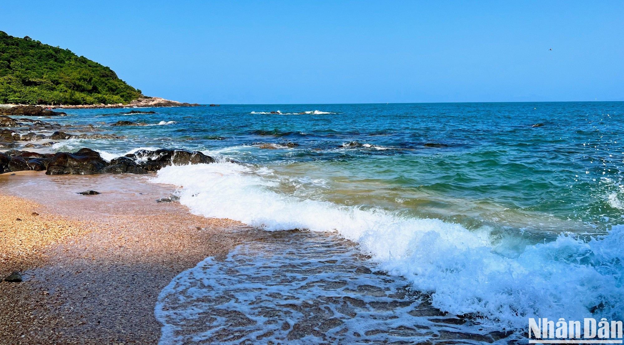 Голубая, чистая, прохладная морская вода пригодна для купания и плавания. Голубая, чистая, прохладная морская вода пригодна для купания и плавания.