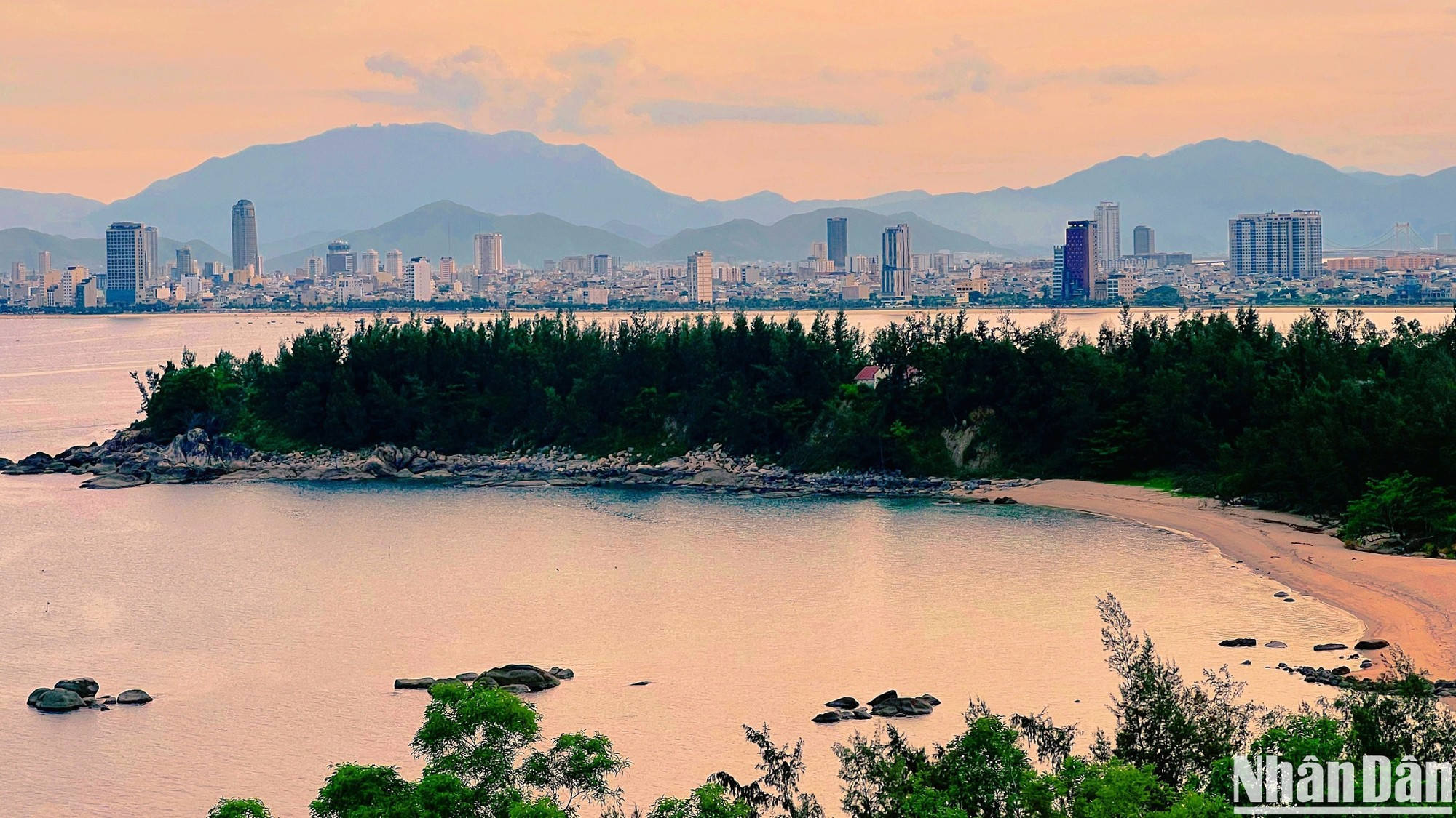 Полуостров Шонча с особым ландшафтом и свежим воздухом также является идеальным местом для наблюдения за закатом. Полуостров Шонча с особым ландшафтом и свежим воздухом также является идеальным местом для наблюдения за закатом.