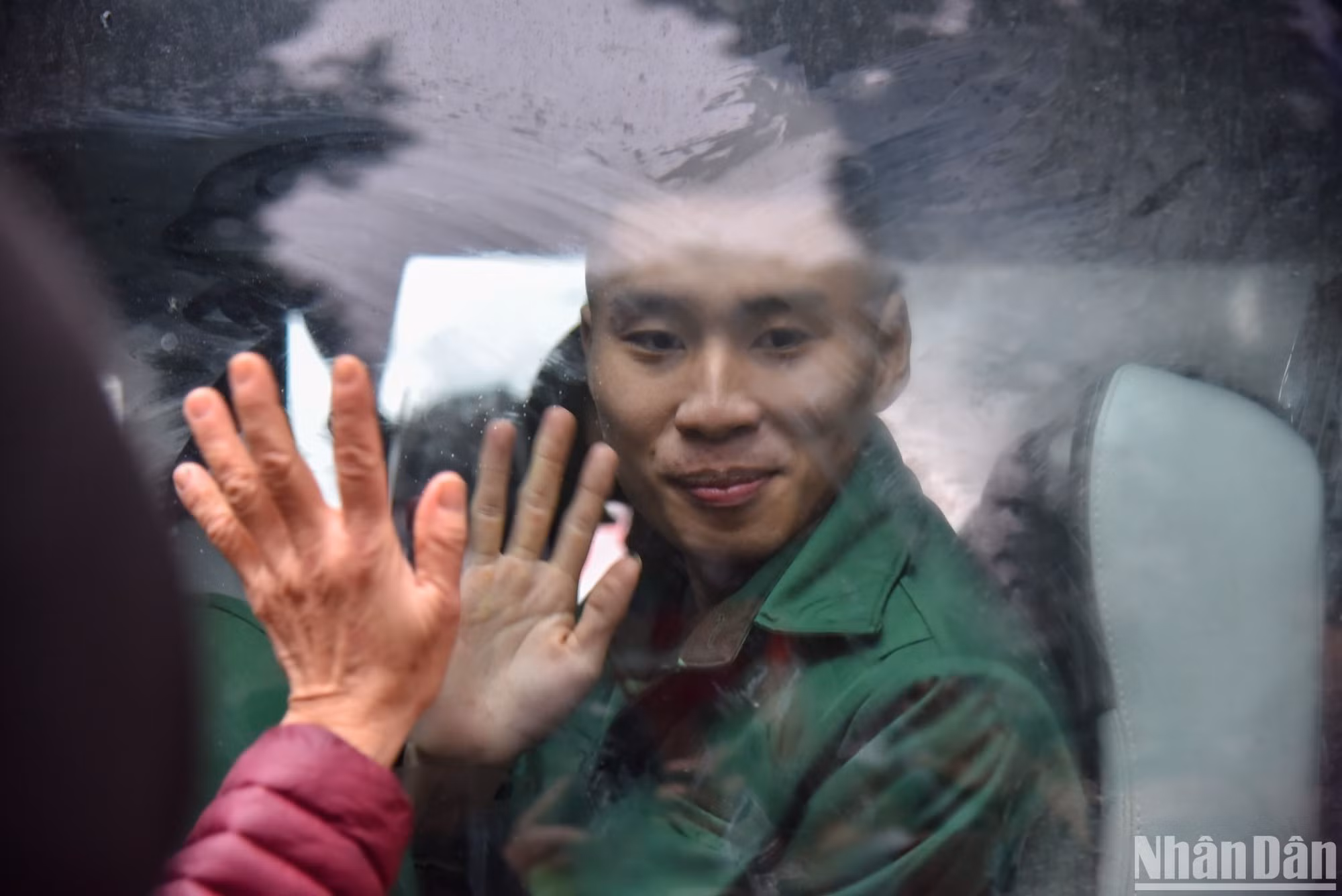 Новобранец прощается с родными и уверенно отправляется исполнять свой благородный долг перед Отечеством. Фото: Нят Куанг