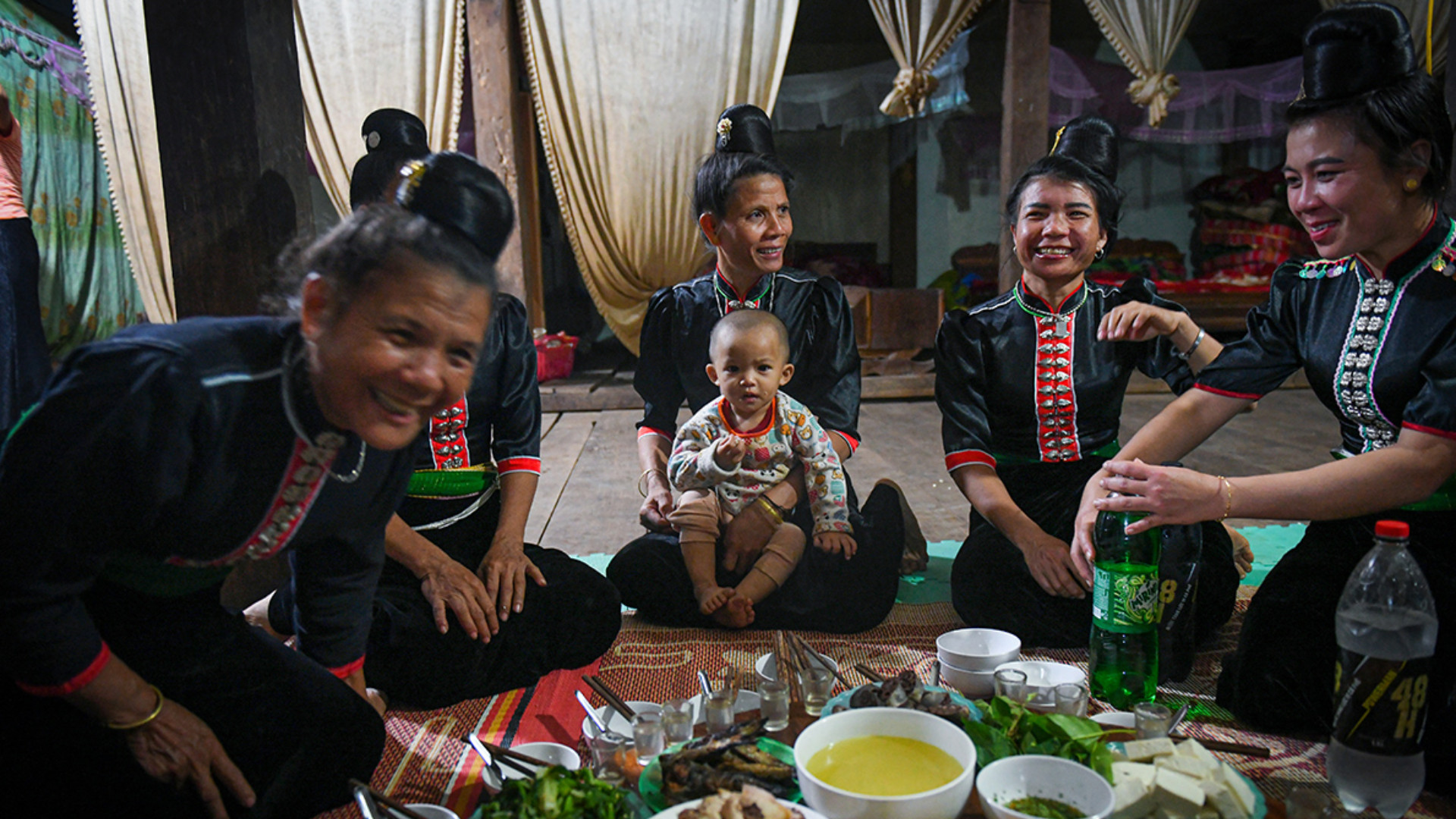 Поднос с едой, которой представители Лаха угощают гостей. Фото: Тхань Дат Поднос с едой, которой представители Лаха угощают гостей. Фото: Тхань Дат