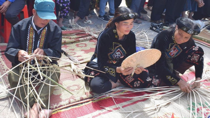 Представители народности Тэй в провинции Куангнинь. Фото: qdnd.vn Представители народности Тэй в провинции Куангнинь. Фото: qdnd.vn