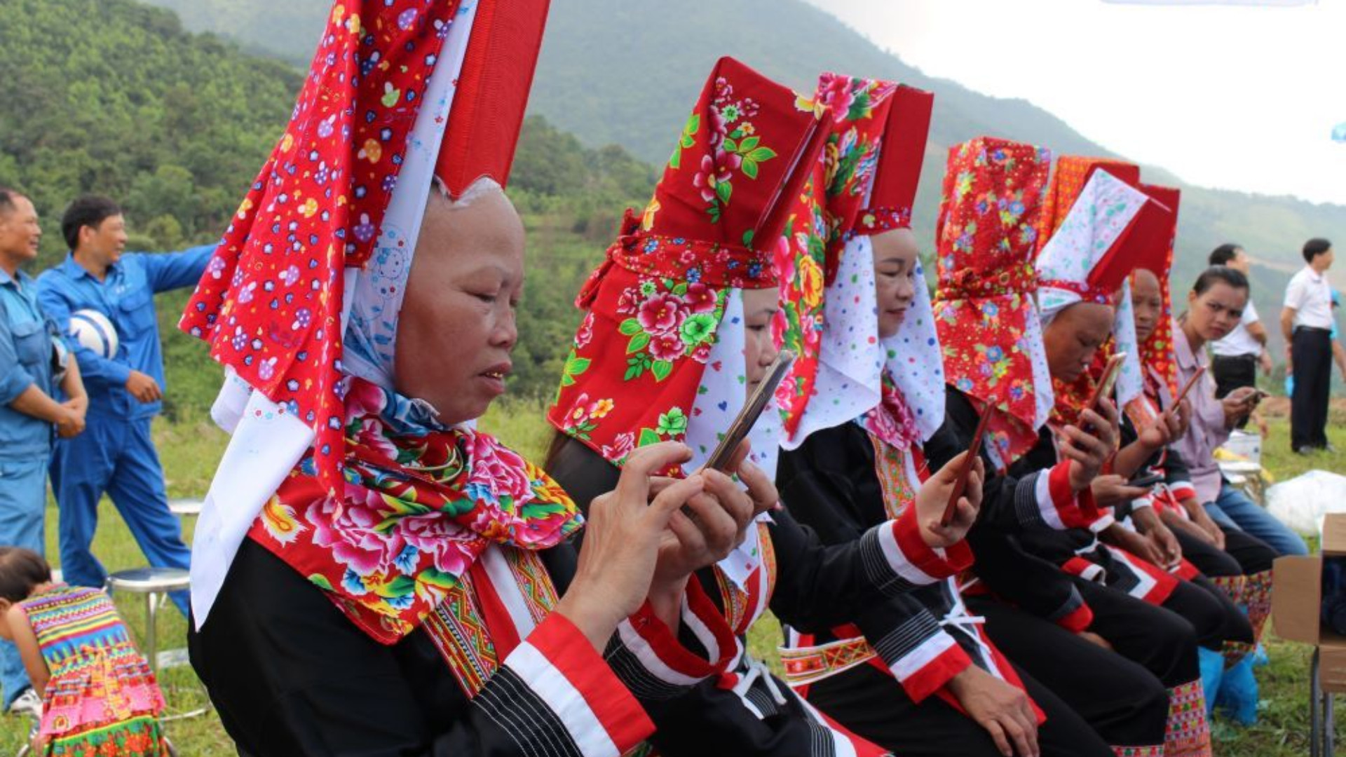 Провинция предоставляет гражданам услуги цифровых платформ, цифровые технологии и обучает цифровым навыкам, чтобы способствовать процессу цифровой трансформации в каждом уголке, каждом доме. Провинция предоставляет гражданам услуги цифровых платформ, цифровые технологии и обучает цифровым навыкам, чтобы способствовать процессу цифровой трансформации в каждом уголке, каждом доме.