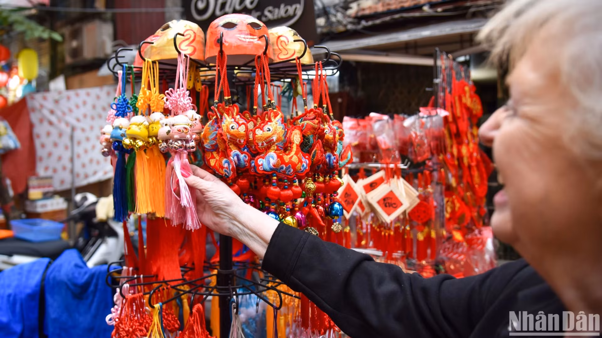 Иностранных туристов интересуют продаваемые здесь декоративные предметы.