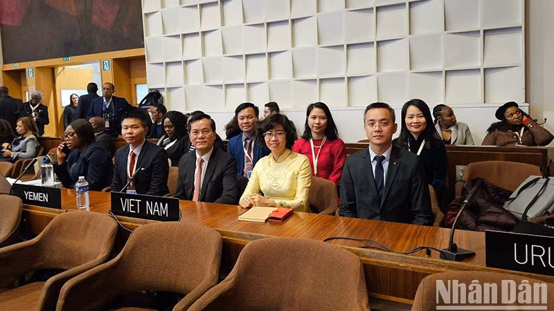 Делегация Вьетнама на сессии.