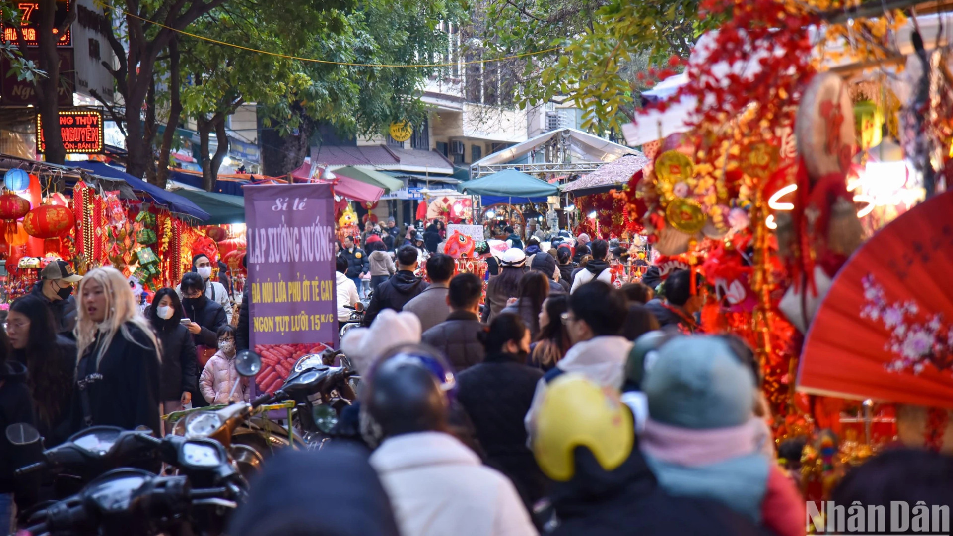 Цветочный базар Ханглыок считается одним из мест, характерных для ханойской культуры. Здесь люди могут гулять и наслаждаться весенней атмосферой наступающего Нового года по лунному календарю. Цветочный базар Ханглыок считается одним из мест, характерных для ханойской культуры. Здесь люди могут гулять и наслаждаться весенней атмосферой наступающего Нового года по лунному календарю.