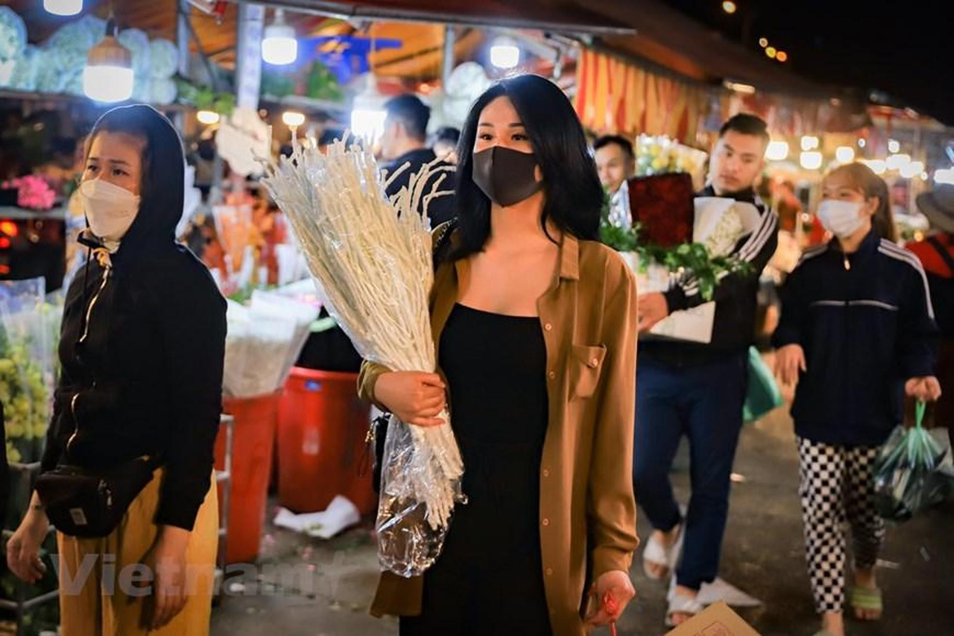 Многие люди предпочитают покупать цветы на ночном рынке Куанган, потому что они дешевые и свежие. Эти цветы собирают из садов и привозят сюда с раннего утра. Многие люди предпочитают покупать цветы на ночном рынке Куанган, потому что они дешевые и свежие. Эти цветы собирают из садов и привозят сюда с раннего утра.