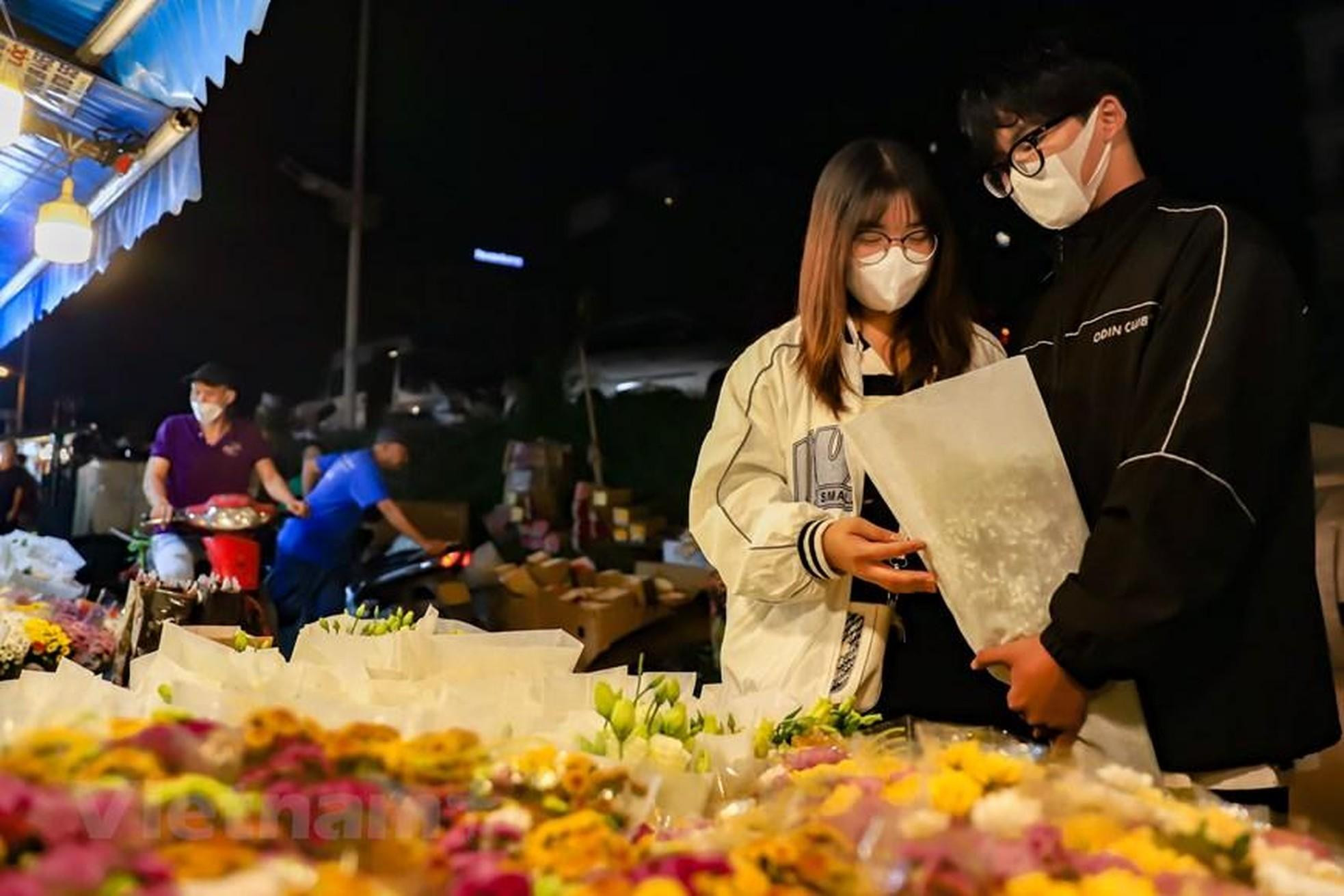 Многие молодые люди фотографируются посреди «цветочного леса». Многие молодые люди фотографируются посреди «цветочного леса».