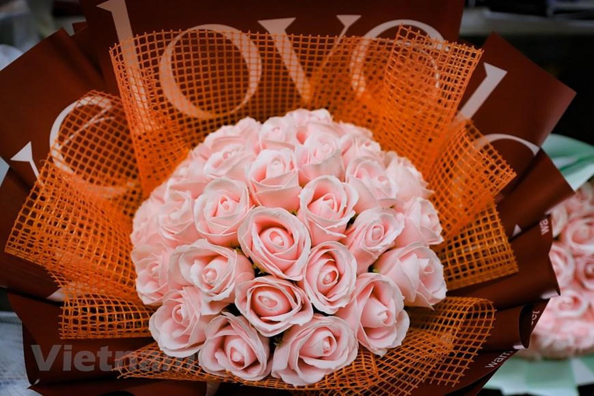 Помимо свежих цветов, в некоторых магазинах есть образцы бумажных цветов, которые покупатели могут выбрать. Помимо свежих цветов, в некоторых магазинах есть образцы бумажных цветов, которые покупатели могут выбрать.