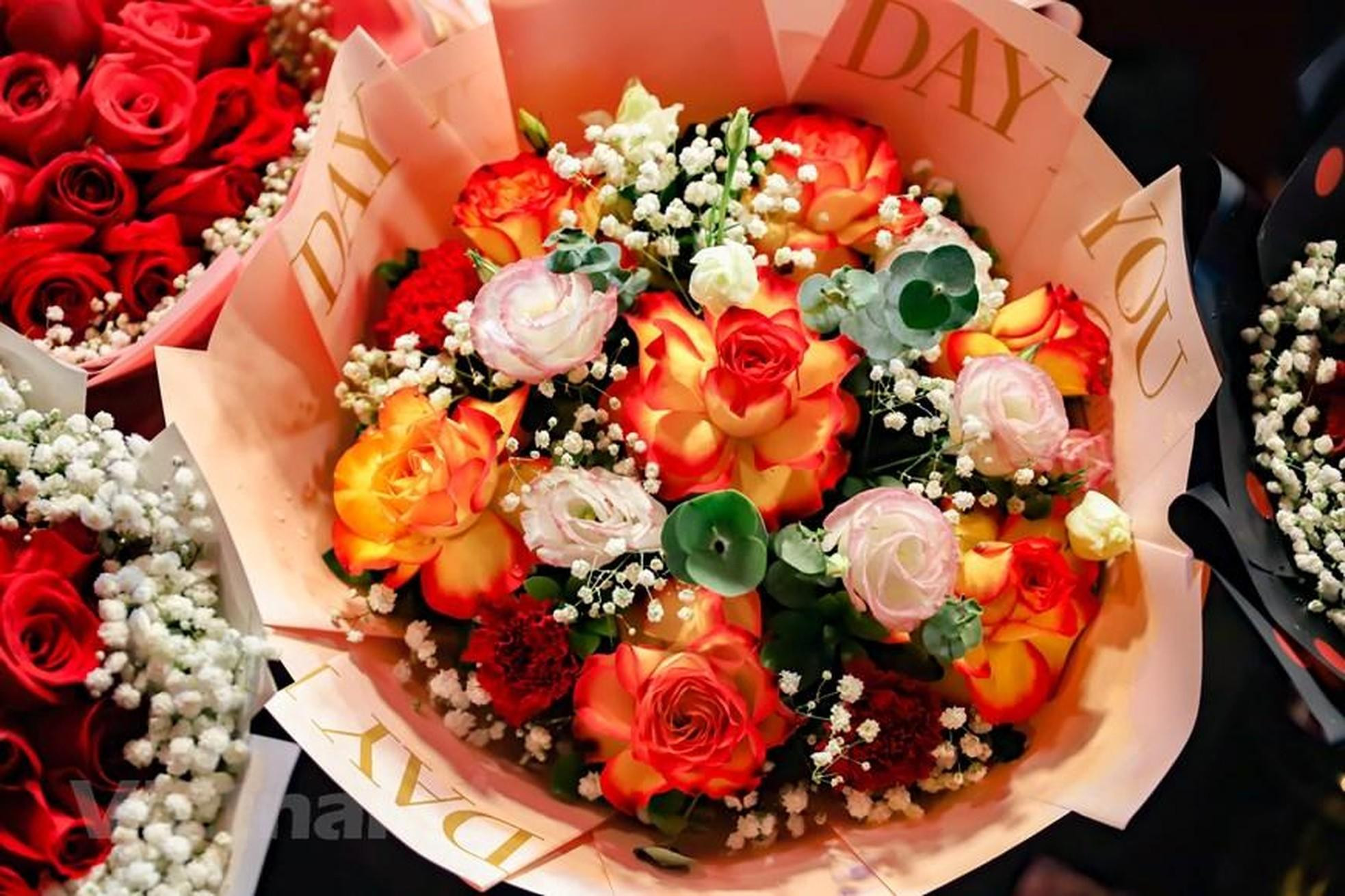 Куанган уже давно стал знакомым адресом покупателей цветов. Цветы всех цветов и сортов привезены сюда со всех известных цветочных районов Севера, таких как Тэйтыу, Донгань, Жалам, Фукйен и др. Куанган уже давно стал знакомым адресом покупателей цветов. Цветы всех цветов и сортов привезены сюда со всех известных цветочных районов Севера, таких как Тэйтыу, Донгань, Жалам, Фукйен и др.