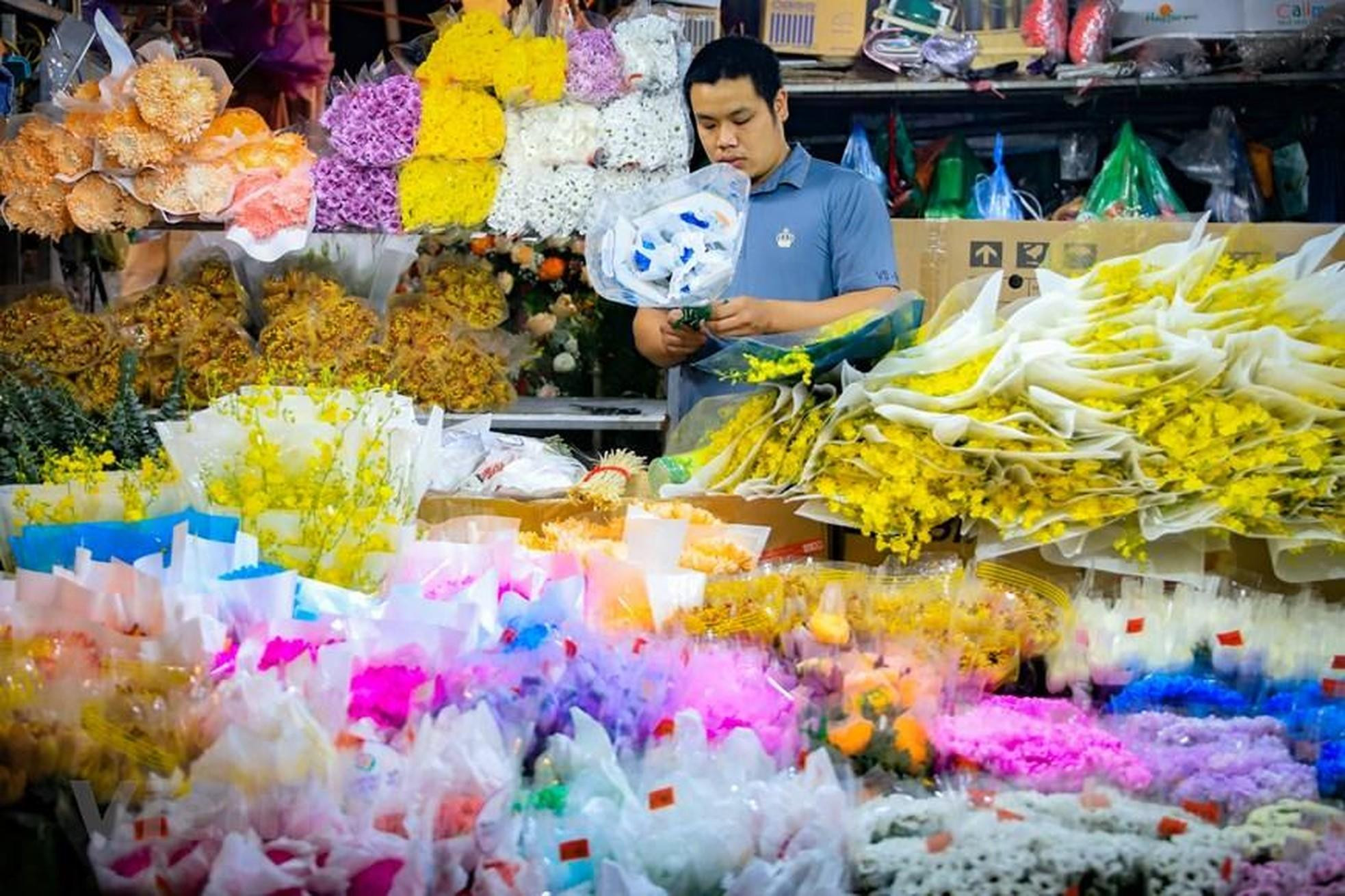В частности, по случаю праздников, таких как День вьетнамских женщин (20 октября), цветы сюда доставляют раньше и чаще. В частности, по случаю праздников, таких как День вьетнамских женщин (20 октября), цветы сюда доставляют раньше и чаще.