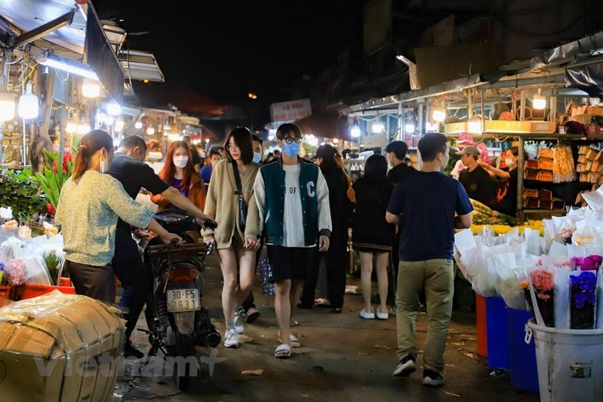 Они приезжают сюда, чтобы почувствовать атмосферу торговли и жизни посреди цветочного леса со всевозможными ароматами и привлекательными цветами. Они приезжают сюда, чтобы почувствовать атмосферу торговли и жизни посреди цветочного леса со всевозможными ароматами и привлекательными цветами.