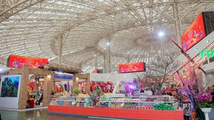 Национальная весенняя ярмарка 2026 проходит с 2 по 8 февраля в районе Донгань (Ханой) с участием свыше 3 000 павильонов. Это ключевое мероприятие по продвижению торговли, направленное на стимулирование потребительского спроса, продвижение вьетнамских брендов и развитие международных торговых связей через тематические зоны сельскохозяйственной продукции, текстиля и уникального культурного наследия. Фото: Вьетнам+