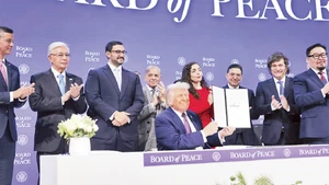 Президент США Дональд Трамп председательствует на церемонии подписания Устава Совета мира в Давос, Швейцария. (Фото: GETTY IMAGES)