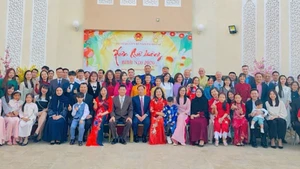 Сотрудники Посольства Вьетнама в Катаре и представители местной вьетнамской диаспоры на мероприятии. 