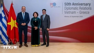 Посол Фам Тхи Тху Хыонг встречается с Заместителем министра развития Греции Ставросом Калафатисом. Фото: ВИА