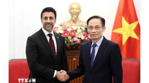 Министр иностранных дел Ле Хоай Чунг (справа) и Министр международной торговли Канады Маниндер Сидху. Фото: ВИА