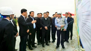 Секретарь Парткома города Ханоя Нгуен Зюи Нгок проверяет ход выполнения строительных работ моста Хонгха. Фото: Куанг Тхай