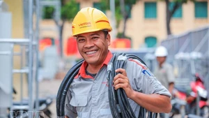 Радуется Буй Дык Нам, технический сотрудник базовой станции — филиала строительных работ Viettel в Ханое Генеральной акционерной корпорации строительных работ Viettel. Фото: ВИА