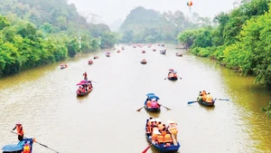 Туристы на фестивале пагоды Хыонг. Фото: Ле Фу