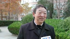 Профессор Чжу Чжэньмин отвечает на вопросы корреспондента ВИА в Китае. (Фото: ВИА)