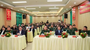 Делегаты на встрече с деятелями литературы и искусства по случаю новой весны.