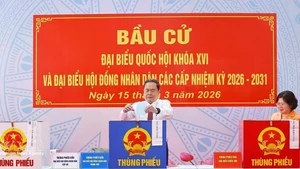 Председатель НС Чан Тхань Ман голосует на избирательном участке № 14 в средней школе имени До Ван Зай, община Хокмон, город Хошимин. Фото: ВИА