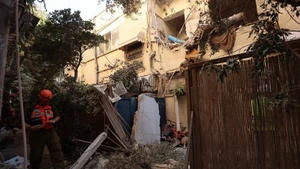 Спасатели работают на месте иранского удара по Тель-Авиву, Израиль. (Фото: Синьхуа/ВИА)