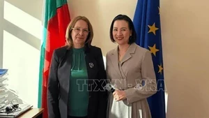 Посол Вьетнама в Болгарии Нгуен Тхи Минь Нгует (справа) и Мэр города Казанлык Галина Стоянова. Фото: ВИА