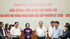 Председатель Национального собрания Чан Тхань Ман посетил и выступил в Пресс-центре в здании Национального собрания (Ханой). Фото: ВИА