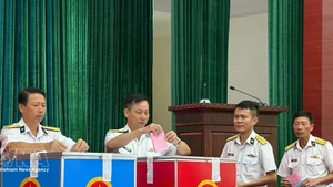 Демократичная и серьёзная атмосфера выборов депутатов НС XVI созыва и депутатов народных советов всех уровней на срок полномочий 2026–2031 гг. на 20-м избирательном участке бригады 957, 4-го военно-морского района ВМС в провинции Кханьхоа. Фото: ВИА