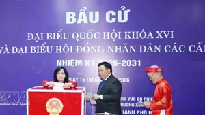 Председатель Центрального комитета Отечественного фронта Вьетнама Буй Тхи Минь Хоай вместе с избирателями голосует на выборах. Фото: ВИА