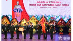 По поручению Президента Вьетнама генерал армии Нгуен Чонг Нгиа вручил Армейскому театру песни и танца Орден Защиты Отечества третьей степени. Фото: qdnd.vn