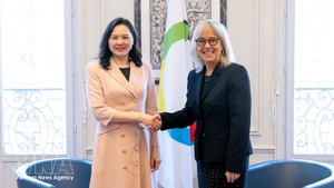 Посол Нгуен Тхи Ван Ань, Постоянный представитель Президента государства при Постоянном совете франкофонии, встречается и проводит беседу с Генеральным директором Международной организации франкофонии Каролин Сен-Илер. Фото: ВИА